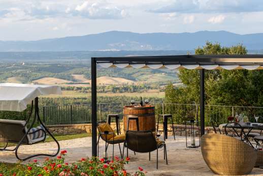 Podere Casalfava - The nearest restaurant, La Laterna, is a short walk down the road; the nearest shops and a thermal spa - are in Sarteano