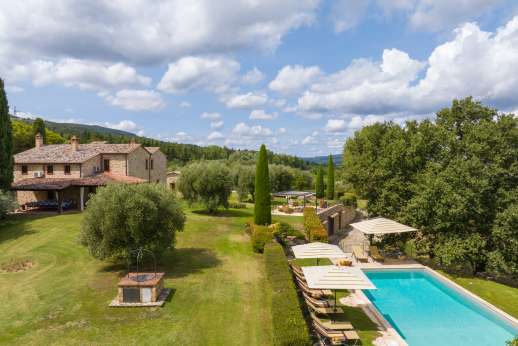Podere Casalfava - Perched atop a hill near the delightful Etruscan village of Sarteano