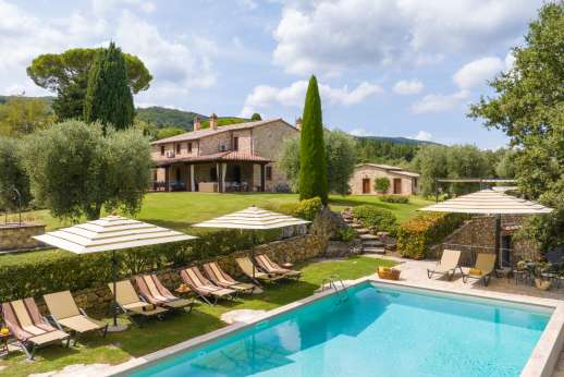 Podere Casalfava - The elegant swimming pool with steps for easy entry and exit