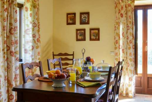Podere Casalfava - Breakfast room with table for four.