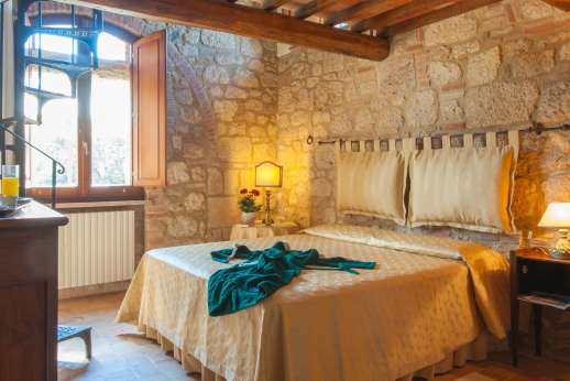 Podere Casalfava - Ground floor double bedroom with a balcony with a double bed.