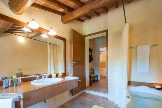 Podere Casalfava - Another of the private bathrooms.