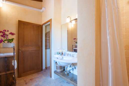 Podere Casalfava - A private bathroom.