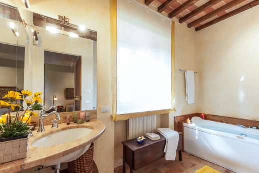 Podere Casalfava - En suite bathroom with jacuzzi bath