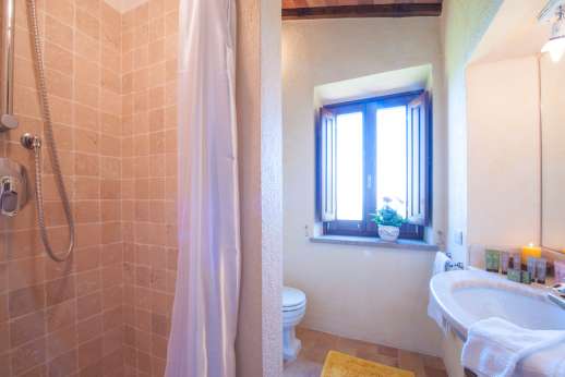 Podere Casalfava - En suite bathroom.