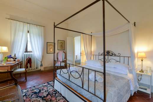 Villa Di Masseto - Double bedroom with en suite bathroom, called Rebecca's room.