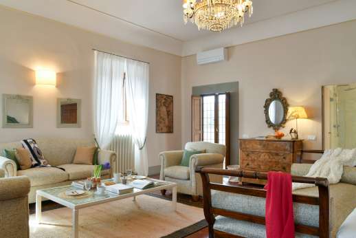 Villa Di Masseto - Seating area in the bedroom