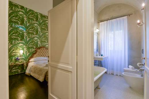 Villa Di Masseto -  La Romantica leading through to bathroom