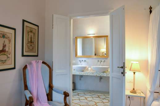 Villa Di Masseto - Halway leading through to the bathroom