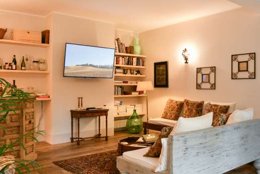 Loliondo - a second lounge area with TV, sofas, a bookcase and a corner dry bar
