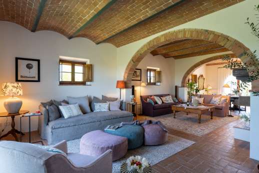 Dadianora - Traditional vaulted ceilings meets modern comfort