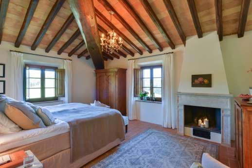 Dadianora - Main house first floor master double bedroom with king-size four-poster bed and en-suite bathroom