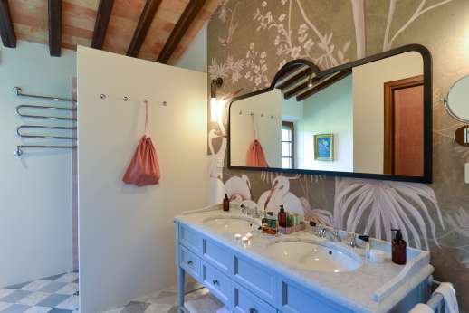 Dadianora - En-suite bathroom with Jacuzzi bathtub