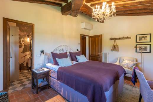 Dadianora - Main house first floor double bedroom with king-size bed and en-suite bathroom