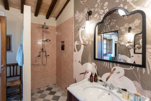 Dadianora - Main house king-size bed and en-suite bathroom