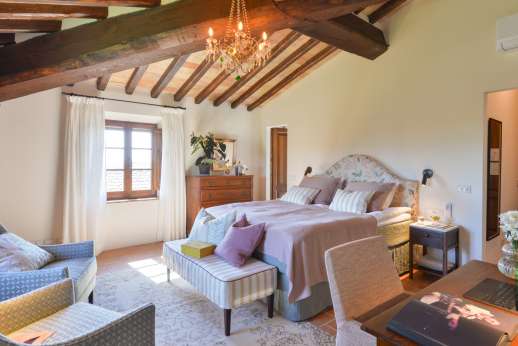 Dadianora - Guesthouse double bedroom with king-size four-poster bed and en-suite bathroom