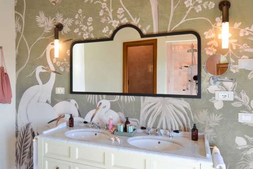 Dadianora - En-suite bathroom with Jacuzzi bathtub, shower and double sink