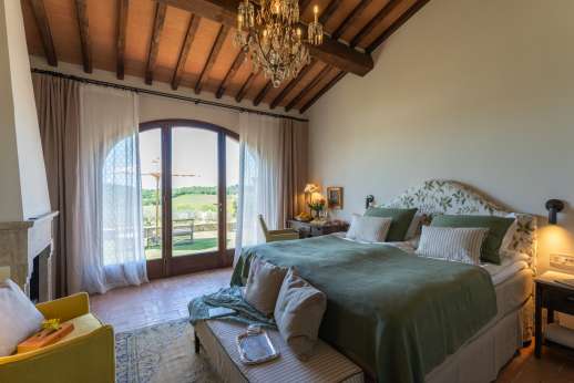 Dadianora - Guesthouse double bedroom with king-size four-poster bed and en-suite bathroom with Jacuzzi bathtub