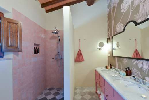 Dadianora - En-suite bathroom with Jacuzzi bathtub, shower and double sink