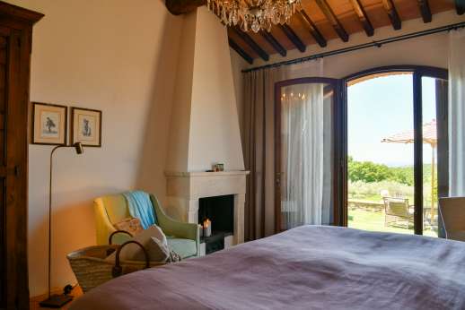 Dadianora - Guesthouse double/twin bedroom with desk, fireplace and en-suite bathroom