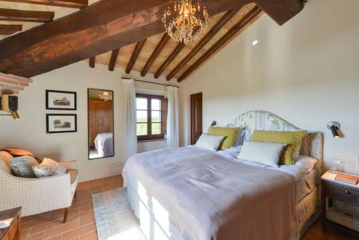 Dadianora - Guesthouse double bedroom with king-size four-poster bed