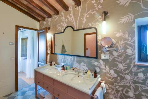Dadianora - En-suite bathroom with Jacuzzi bathtub, shower and double sink
