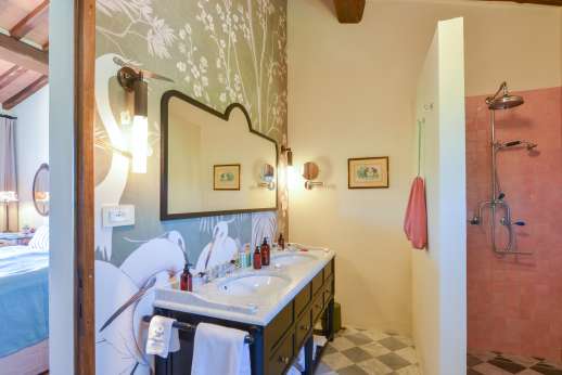 Dadianora - En-suite bathroom with shower, Jacuzzi bathtub and hydro sauna