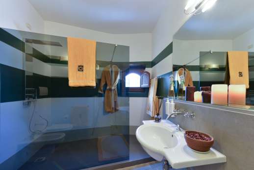Villa Albizi - Ensuite bathroom with Jacuzzi bath