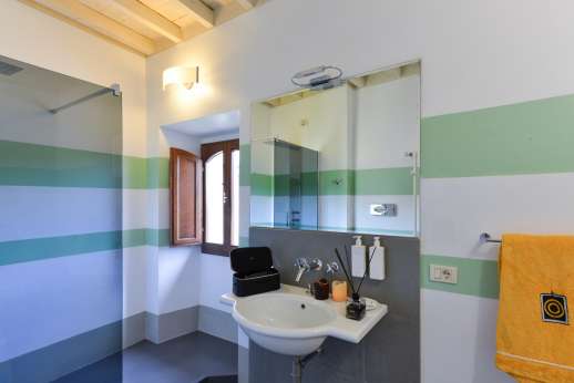 Villa Albizi - Ensuite bathroom with shower