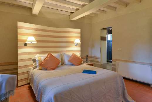 Villa Albizi - Air conditioned double bedroom [US California King size] with ensuite bathroom
