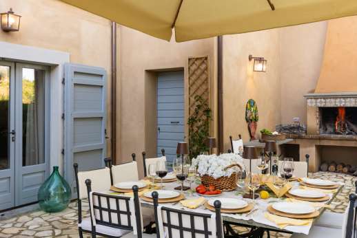 Loliondo - Dining area that lead out onto a patio with a shaded dining table and BBQ Pizza oven