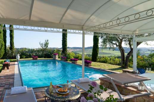 Colli Fiorentini - Shaded seating by the pool