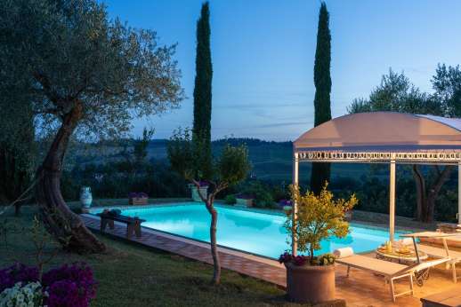 Colli Fiorentini - A well-kept garden with lawns leads down to a swimming pool and hot tub.