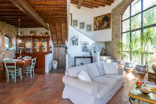 Colli Fiorentini - The open plan lounge and kitchen with high beamed ceilings