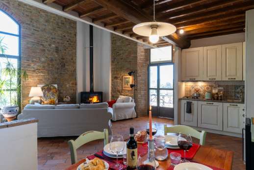 Colli Fiorentini - Dining area and a well equipped kitchen.