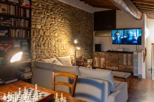 Colli Fiorentini - First floor sitting room on an interior balcony with large flat screen satellite TV with Sky channels and home cinema.