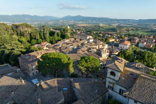 Santi Terzi - Santi Terzi crowns hilltop San Gemini