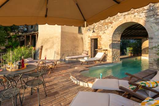 Santi Terzi - Nicely landscaped west-facing garden with several sitting areas below the terrace