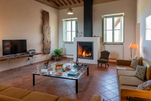 Santi Terzi - Second floor large sitting room with a fireplace