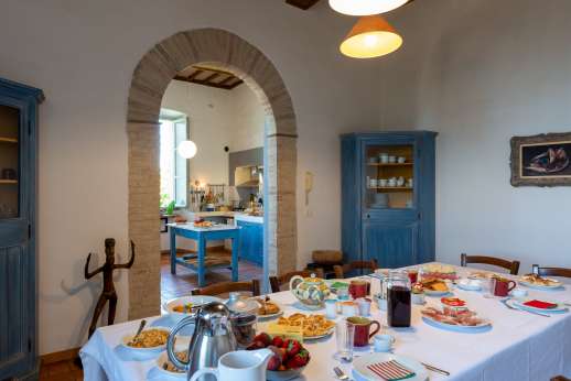Santi Terzi - Dining room leading through to the kitchen