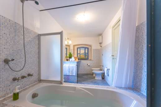 Santi Terzi - Ensuite bathrooms with shower