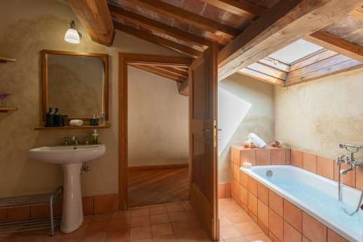 Santi Terzi - La Soffitta apartment bathroom with bath and shower