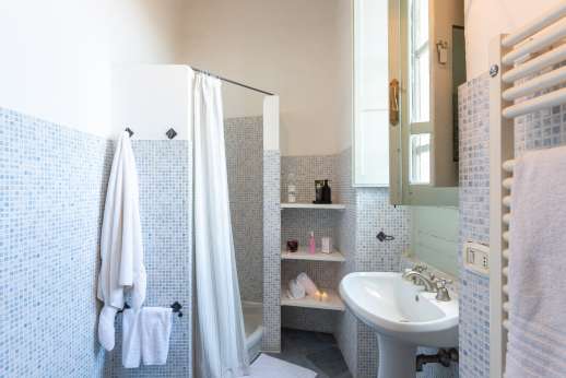 Santi Terzi (x 14 people) with Staff and Cook - Ensuite bathroom