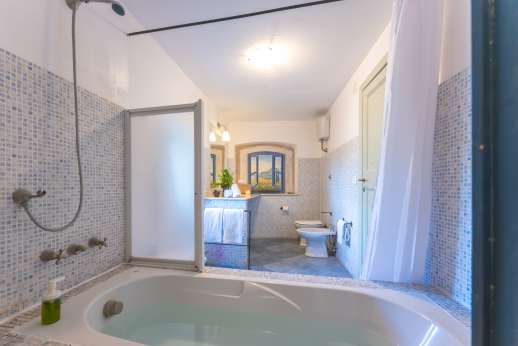Santi Terzi (x 14 people) with Staff and Cook - Ensuite bathrooms with shower