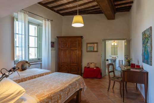 Santi Terzi (x 14 people) with Staff and Cook - Air conditioned twin bedroom [convertible to double] with an ensuite bathroom with bath