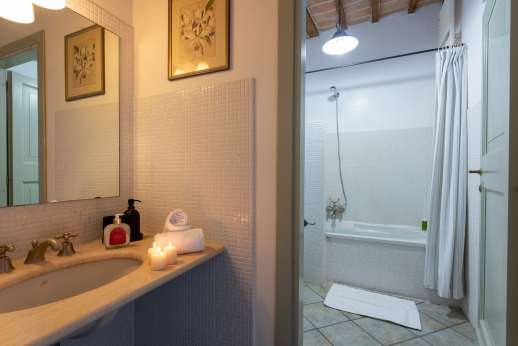 Santi Terzi (x 14 people) with Staff and Cook - Ensuite bathroom