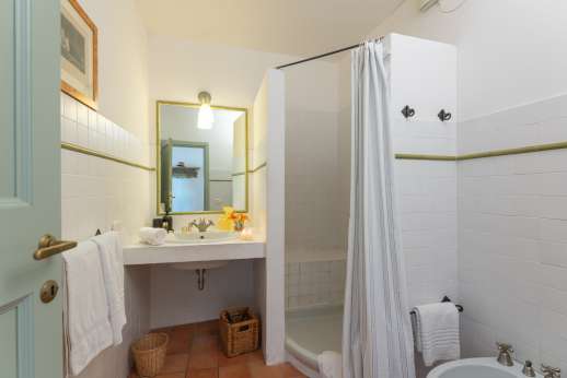 Santi Terzi (x 14 people) with Staff and Cook - Ensuite bathroom