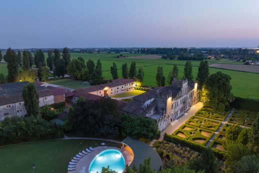 Villa Zambonina (x 18 people) with Staff & Cook