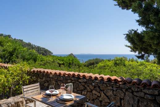 L'Agrumeto dell'Isola - Sit an relax on the terrace enjoying the peaceful and very Mediterranean setting.