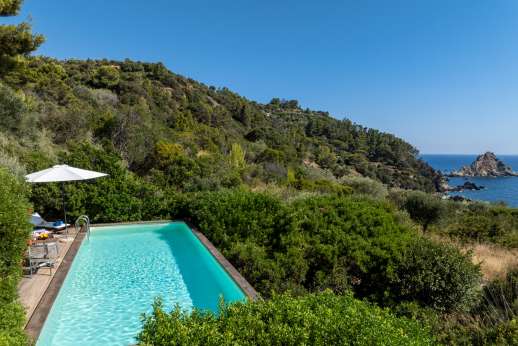 L'Agrumeto dell'Isola - The pool terrace and the villa are set in a haven of peace and unspolit nature.